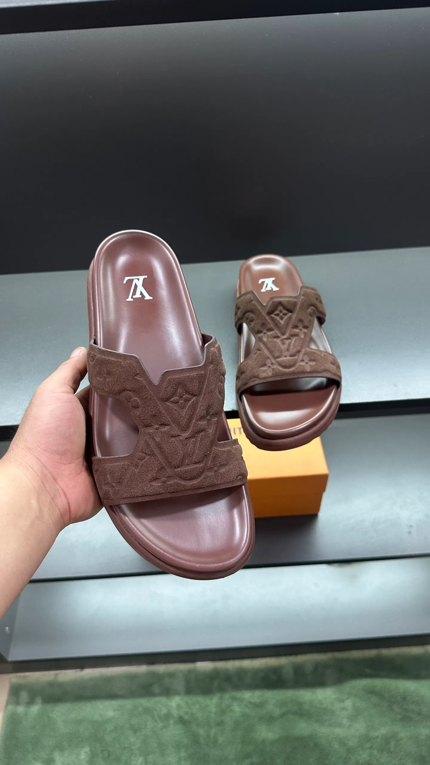 P300 🔍Top purchasing agent LV men's spring and summer slippers counter synchronized. The upper is made of cowhide fabric imported from Italy, with logo graphics and high-quality craftsmanship. The sole is: the original sole provided by the original factory. The exclusive molded sole is super comfortable. The original factory follows the order. 🔍🔍High quality. You can enter and exit the counter at will. Welcome to compare. Size 38-45